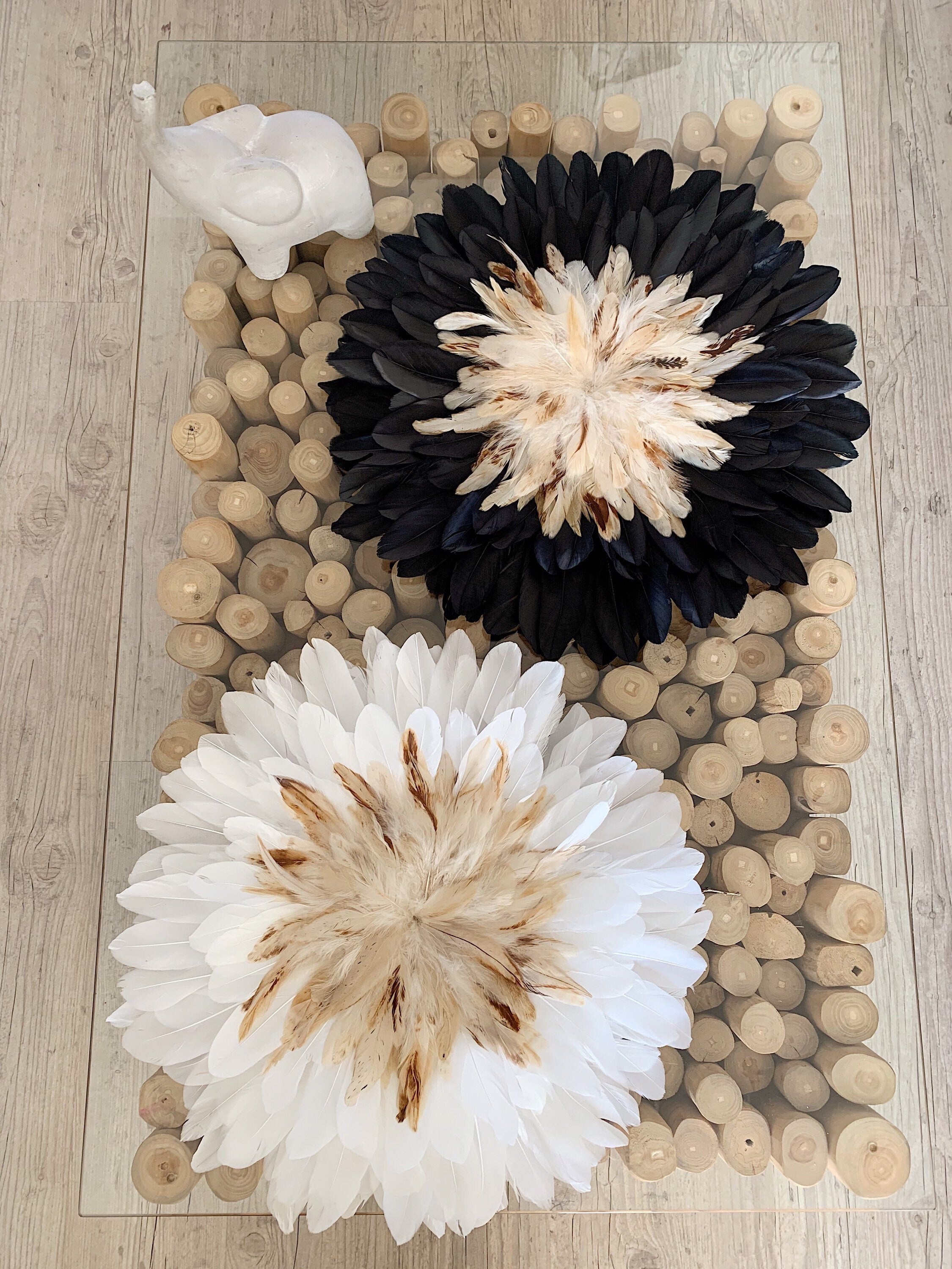 JUJUHAT « CAPPUCCINO » ou « MOCHACCINO » – Plumes naturelles blanches, noires et beiges – Déco murale ethnique chic – 50, 65 ou 80 cm