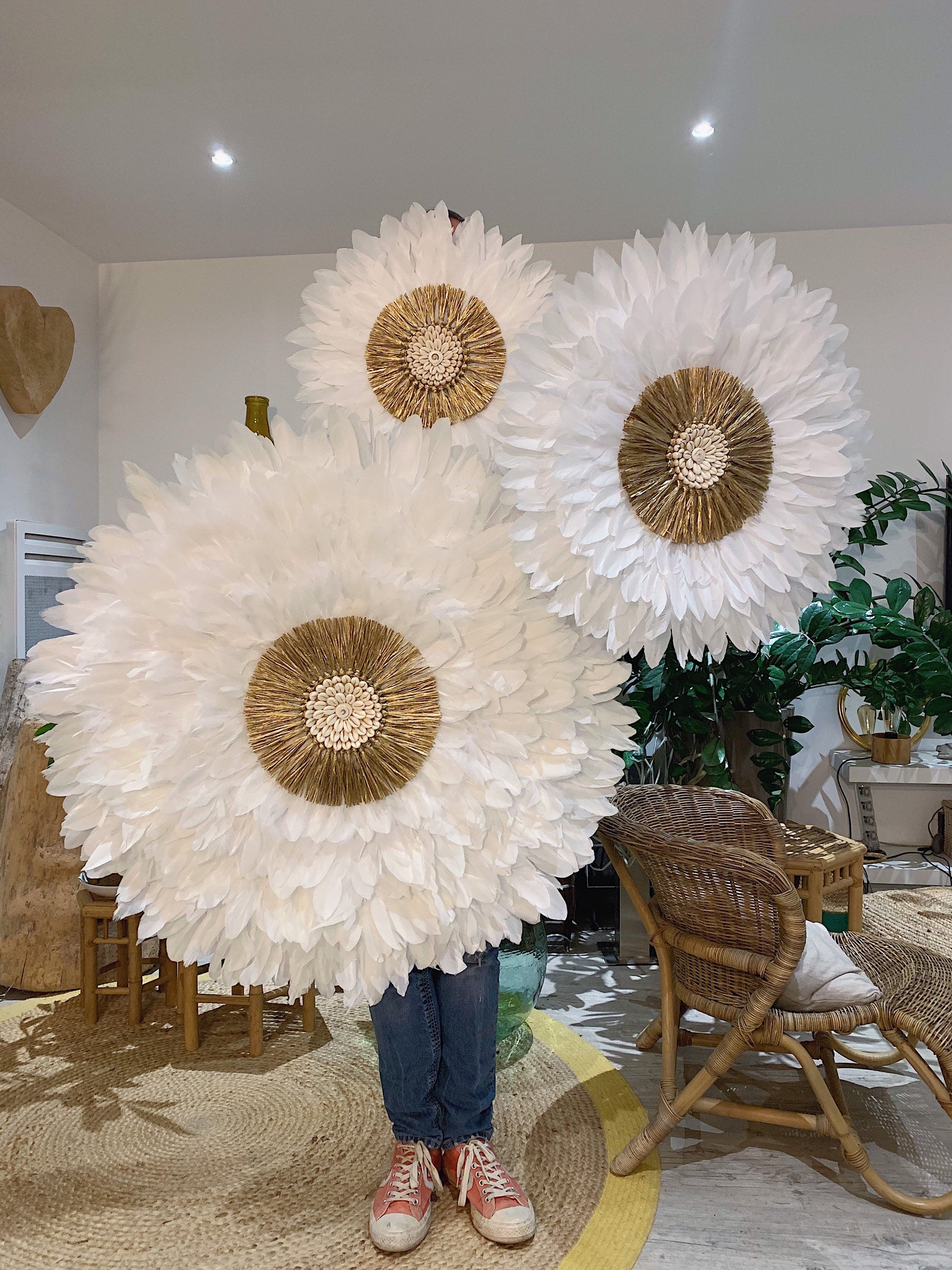 TRIPTYQUE Jujuhats « LE PRÉCIEUX » – déco murale en plumes naturelles blanches, cœurs raphia doré et coquillages cauris – 50, 65, 80