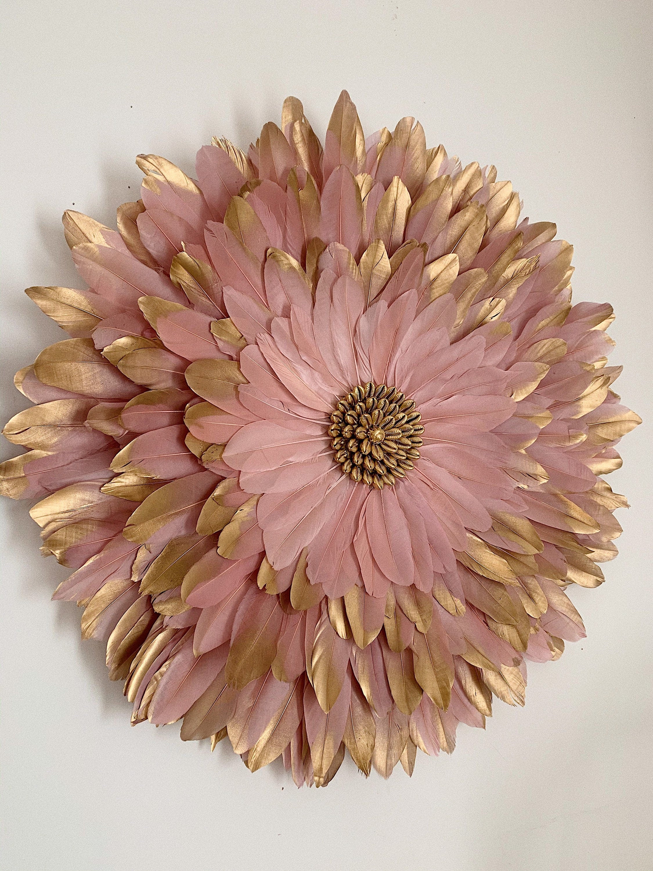 JUJUHAT « PINK PLATINE » plumes roses et dorées + coquillages cauris dorés