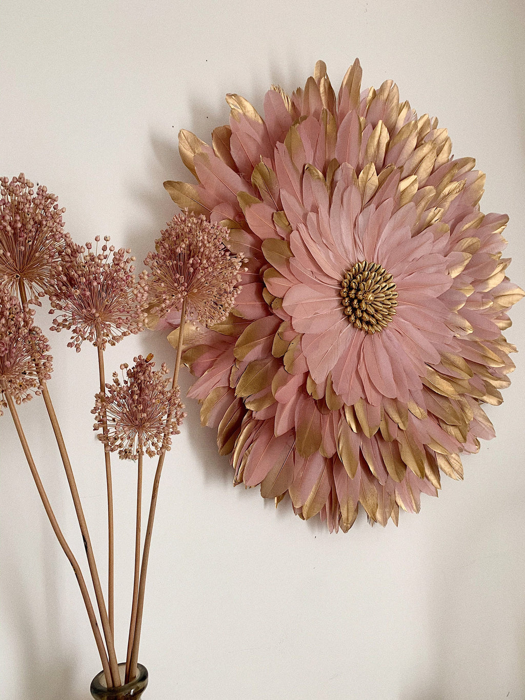 JUJUHAT « PINK PLATINE » plumes roses et dorées + coquillages cauris dorés