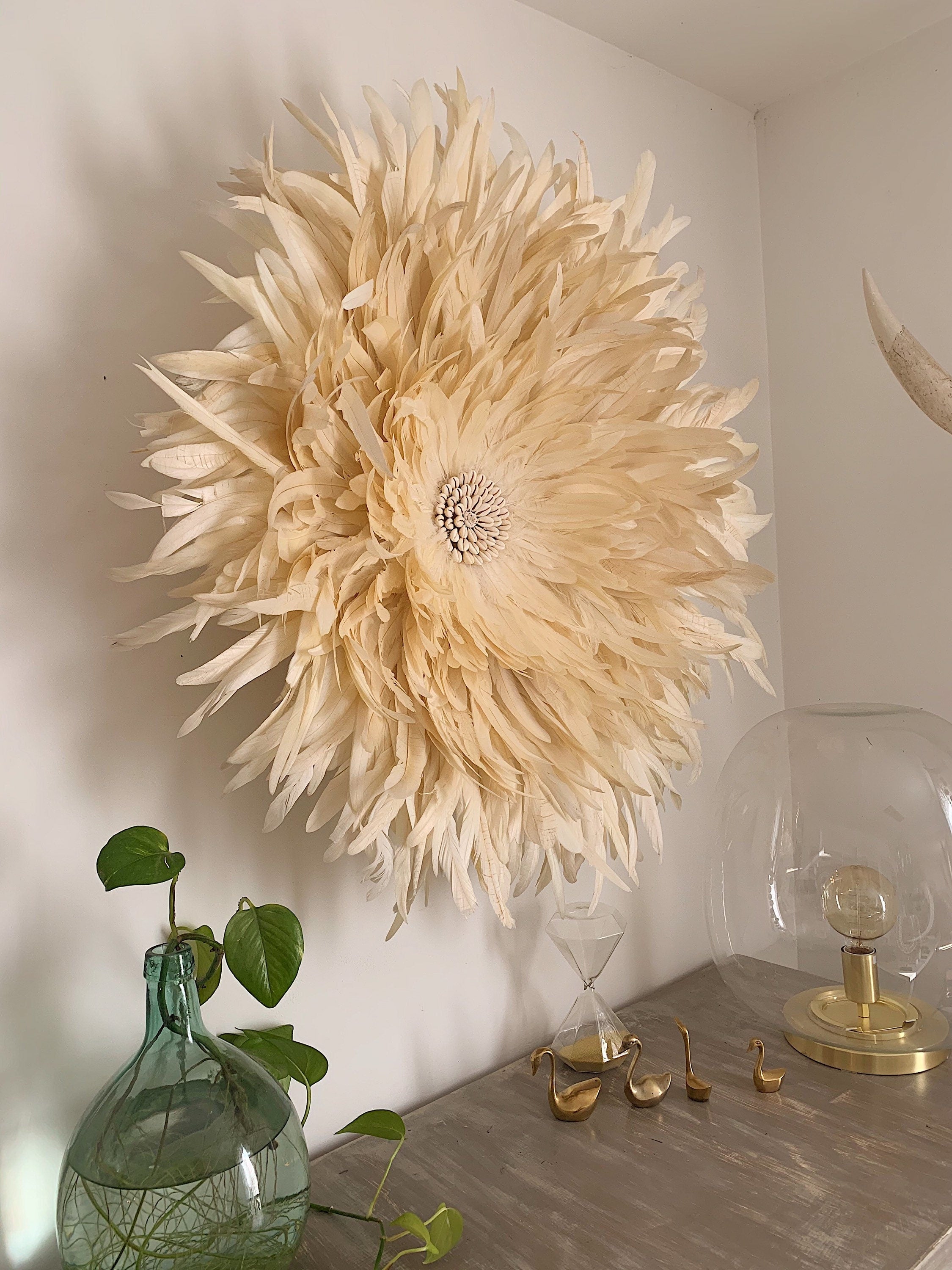 JUJUHAT « ISABELLE » plumes beiges + coquillages cauris
