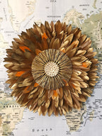 JUJUHAT “MILLE FEUX” – Déco murale en plumes marron, orange et doré • Raphia doré & cauris • 50, 65 ou 80 cm