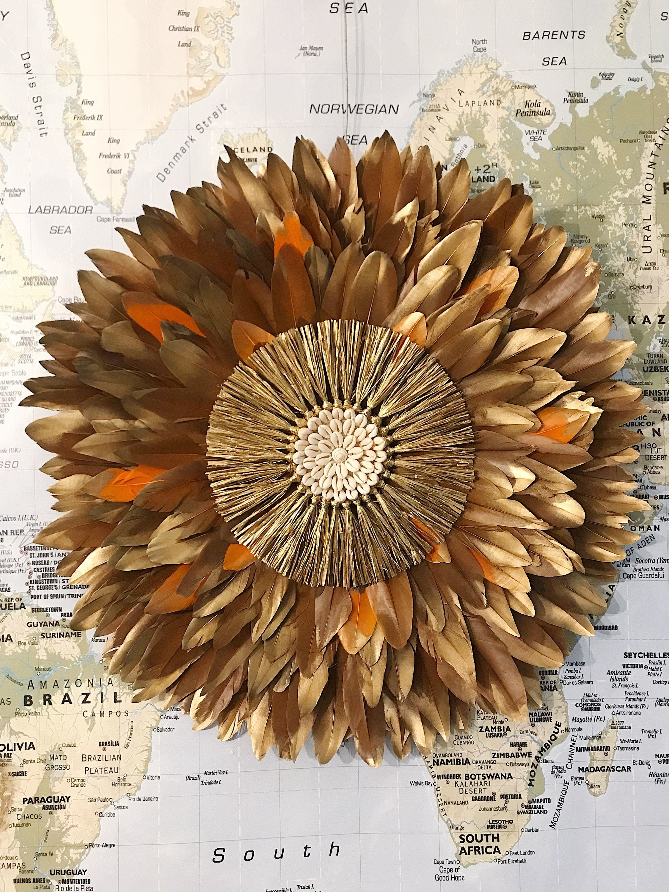 JUJUHAT “MILLE FEUX” – Déco murale en plumes marron, orange et doré • Raphia doré & cauris • 50, 65 ou 80 cm