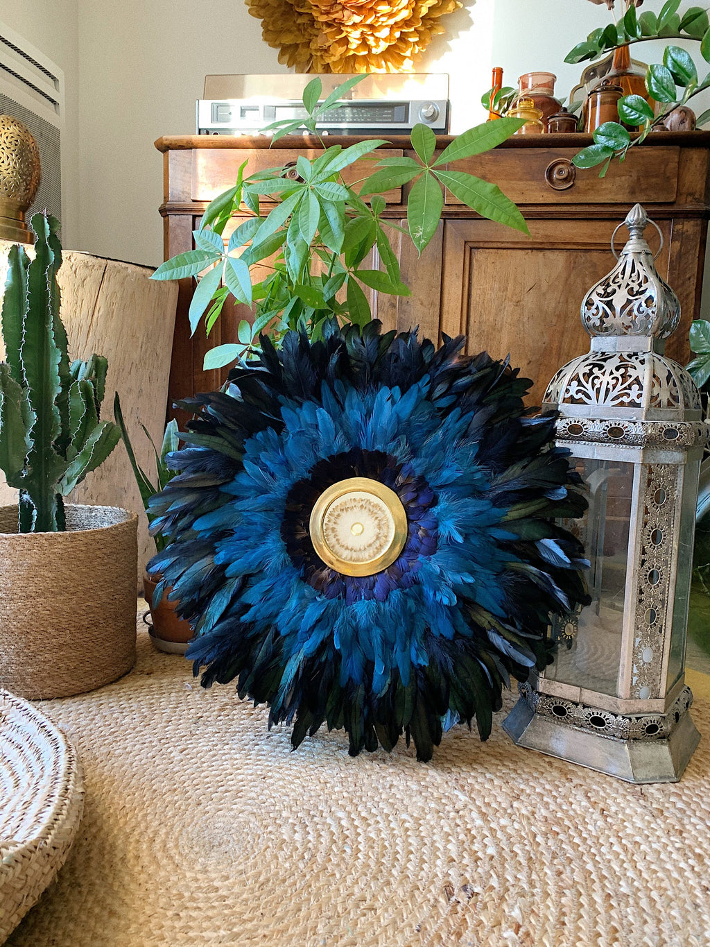 JUJUHAT "LE TOUAREG" avec ses plumes bleues et noires et son miroir en laiton doré marocain