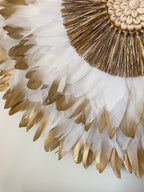 JUJUHAT « PRÉCIEUX DORÉ » avec ses plumes blanches et dorées et son cœur en raphia doré et coquillages cauris