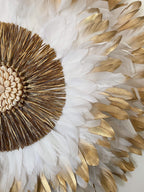 JUJUHAT « PRÉCIEUX DORÉ » avec ses plumes blanches et dorées et son cœur en raphia doré et coquillages cauris