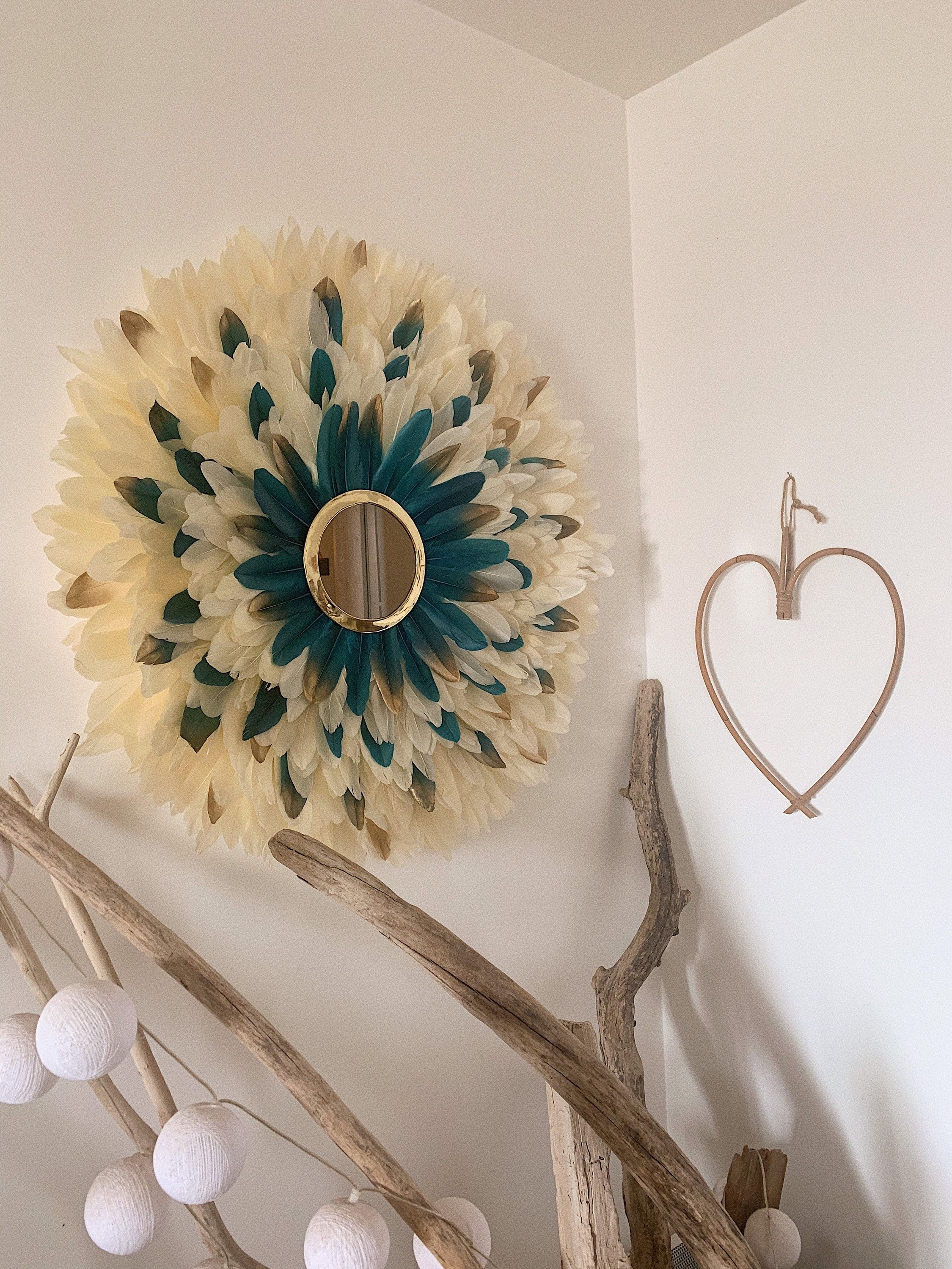 JUJUHAT « LE MAYA » – décoration murale en plumes crèmes, bleues et dorées, avec miroir en laiton marocain