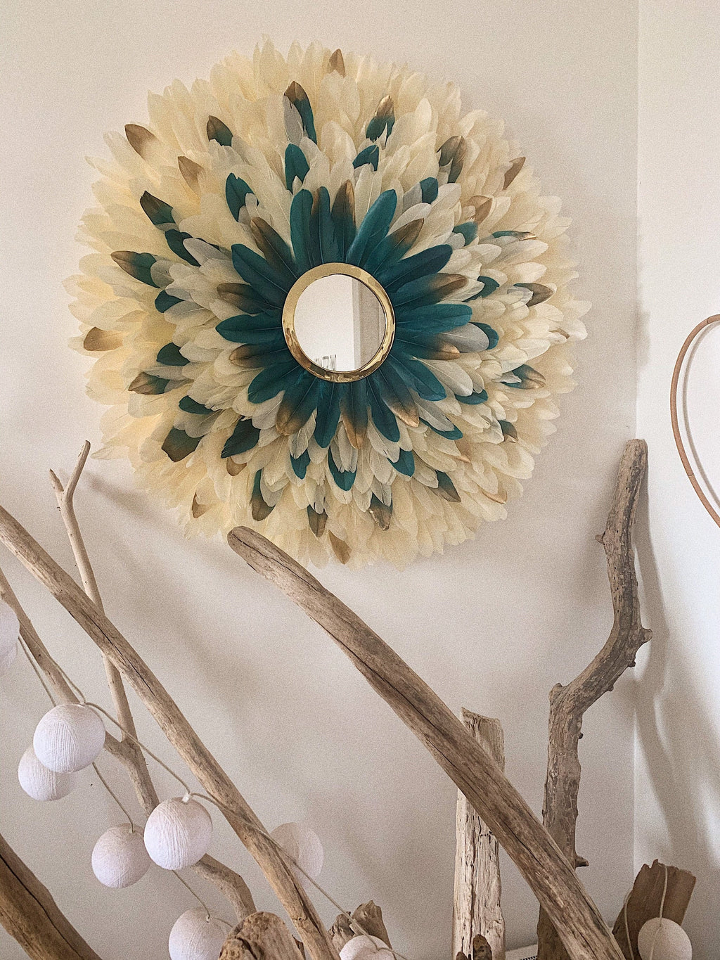 JUJUHAT « LE MAYA » – décoration murale en plumes crèmes, bleues et dorées, avec miroir en laiton marocain