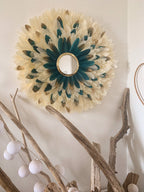 JUJUHAT « LE MAYA » – décoration murale en plumes crèmes, bleues et dorées, avec miroir en laiton marocain