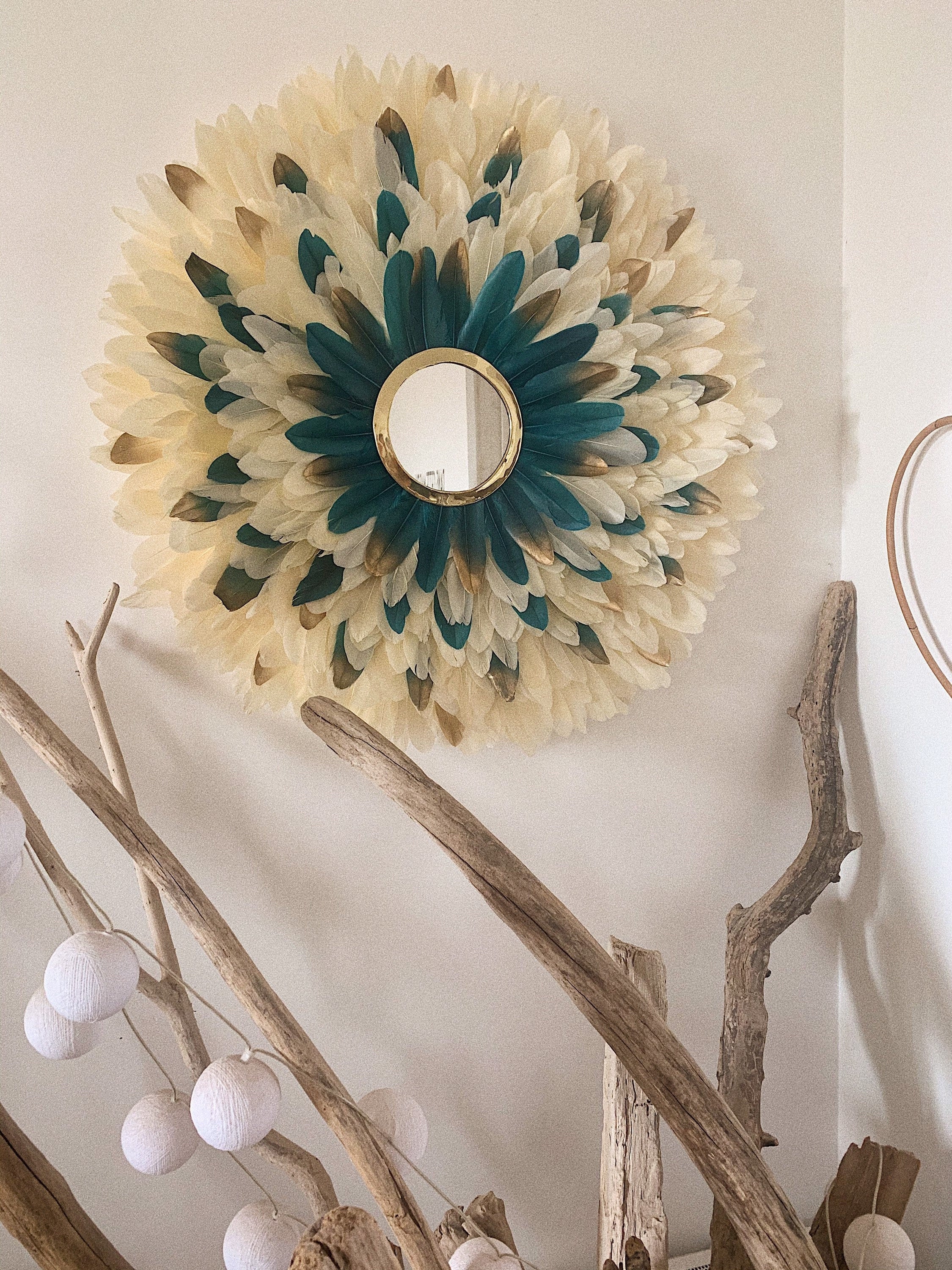 JUJUHAT « LE MAYA » – décoration murale en plumes crèmes, bleues et dorées, avec miroir en laiton marocain