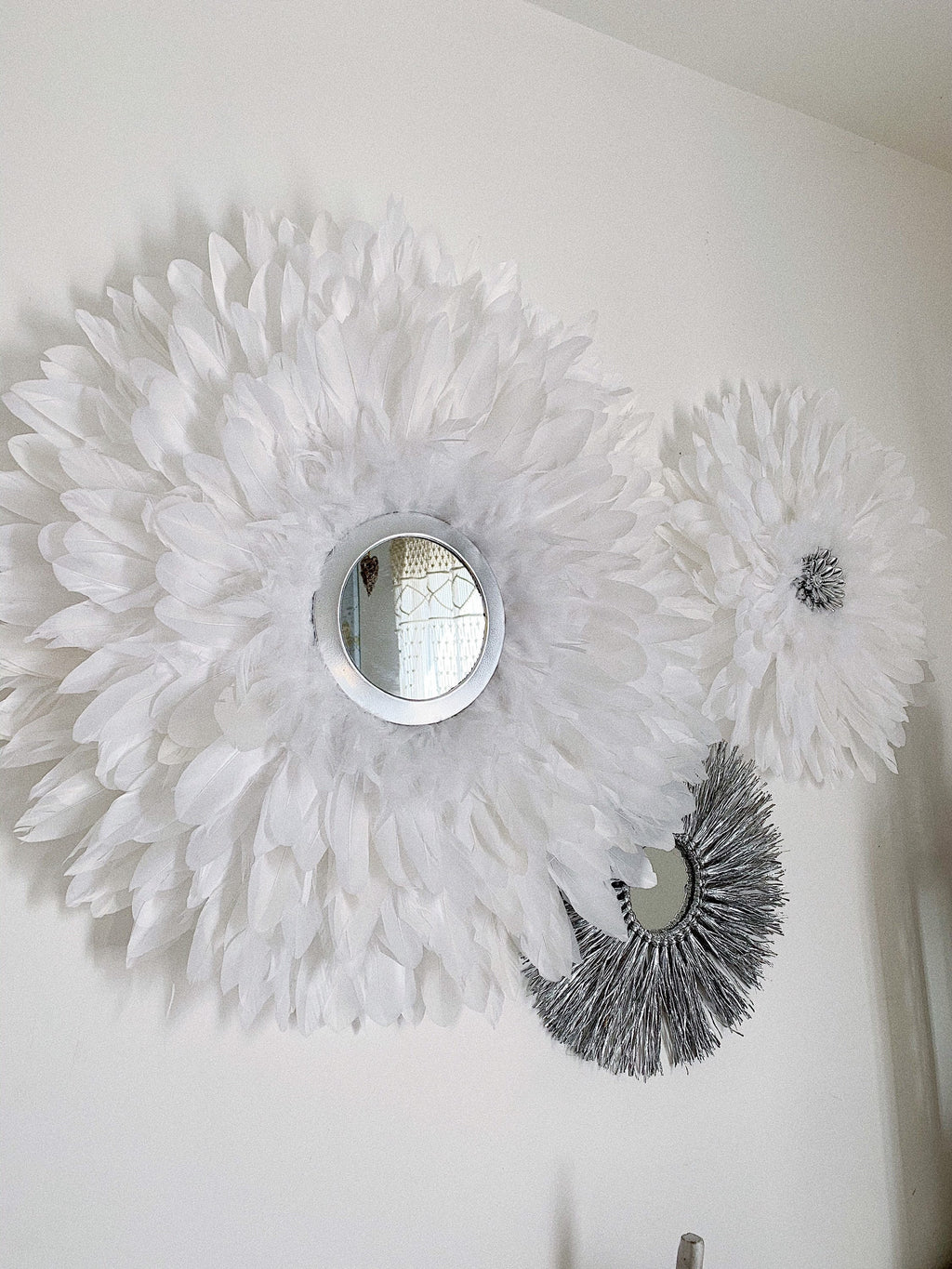 Trio « ARGENTINA » de JUJUHATS et de RAPHIA argent, avec plumes blanches, miroir et coquillages cauris argents