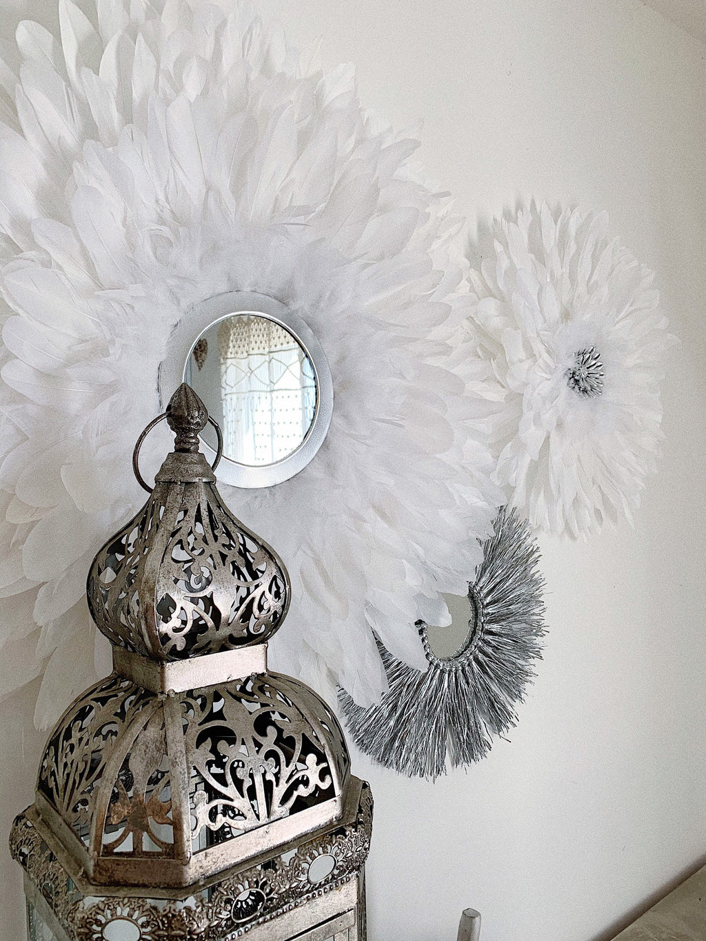 Trio « ARGENTINA » de JUJUHATS et de RAPHIA argent, avec plumes blanches, miroir et coquillages cauris argents