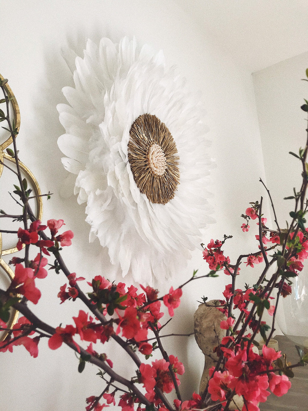 JUJUHAT « LE PRÉCIEUX » blanc avec raphia + coquillages cauris