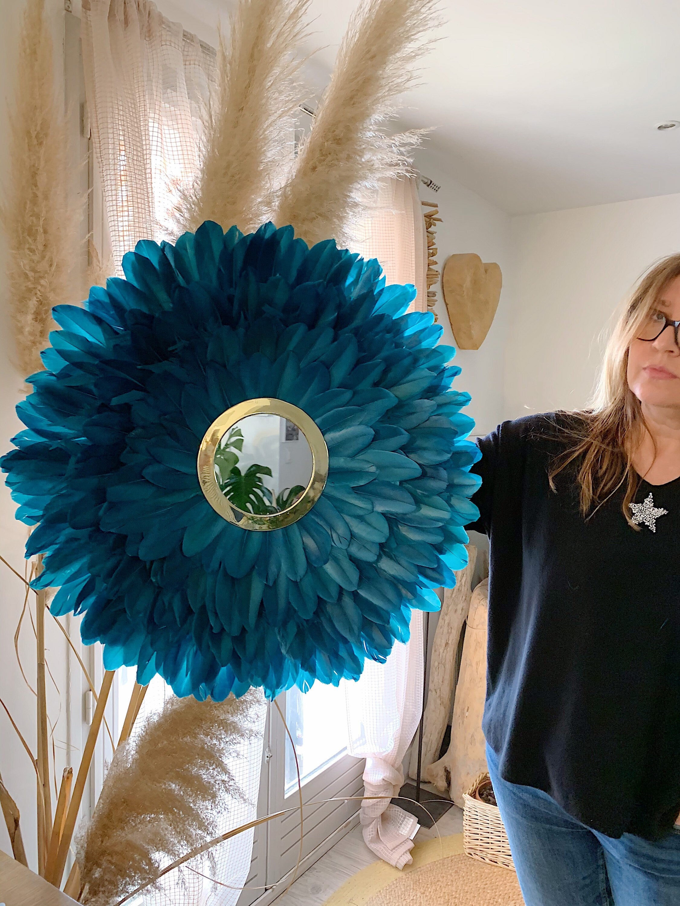 Juju Hat LE BLEU ÉGYPTIEN – Décoration murale en plumes bleues avec miroir doré – Bohème chic