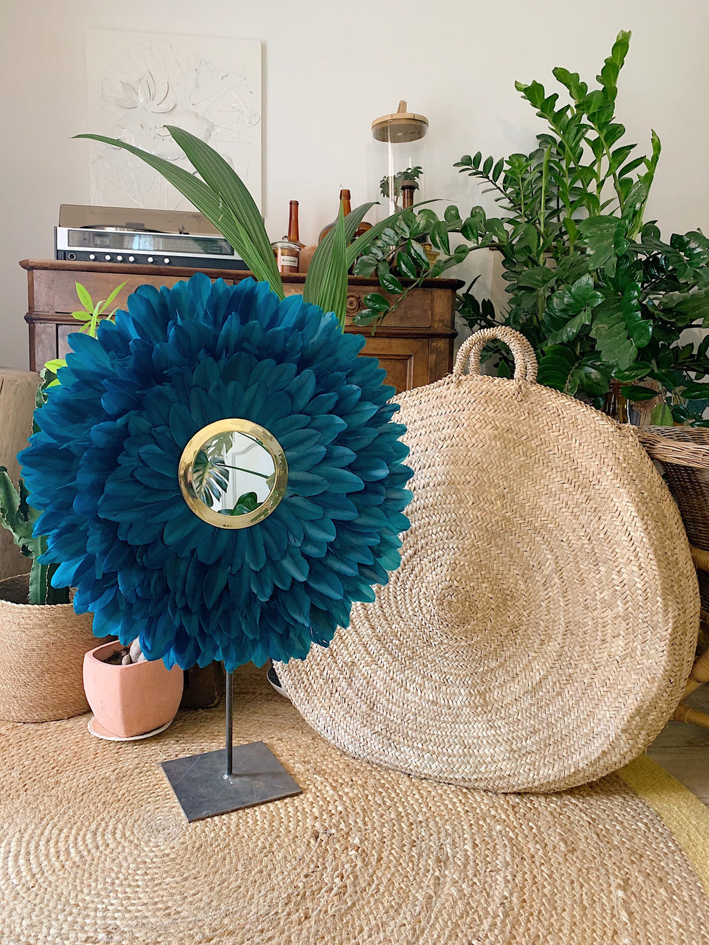 Juju Hat LE BLEU ÉGYPTIEN – Décoration murale en plumes bleues avec miroir doré – Bohème chic