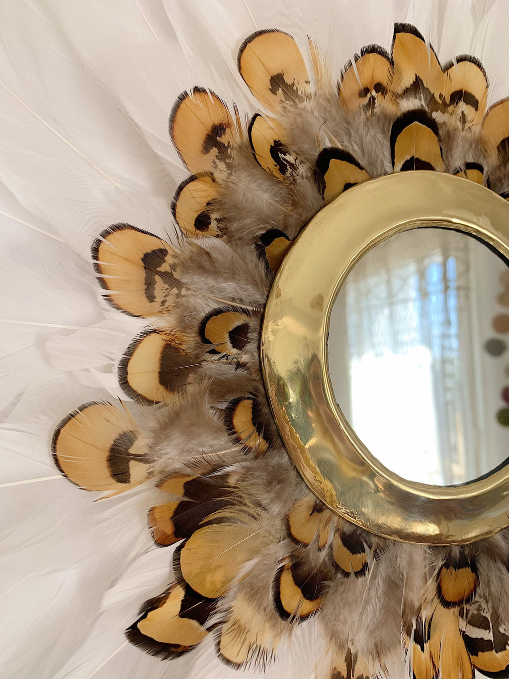 JUJUHAT « NATURAL » en plumes blanches, marron et jaunes et son miroir en laiton marocain