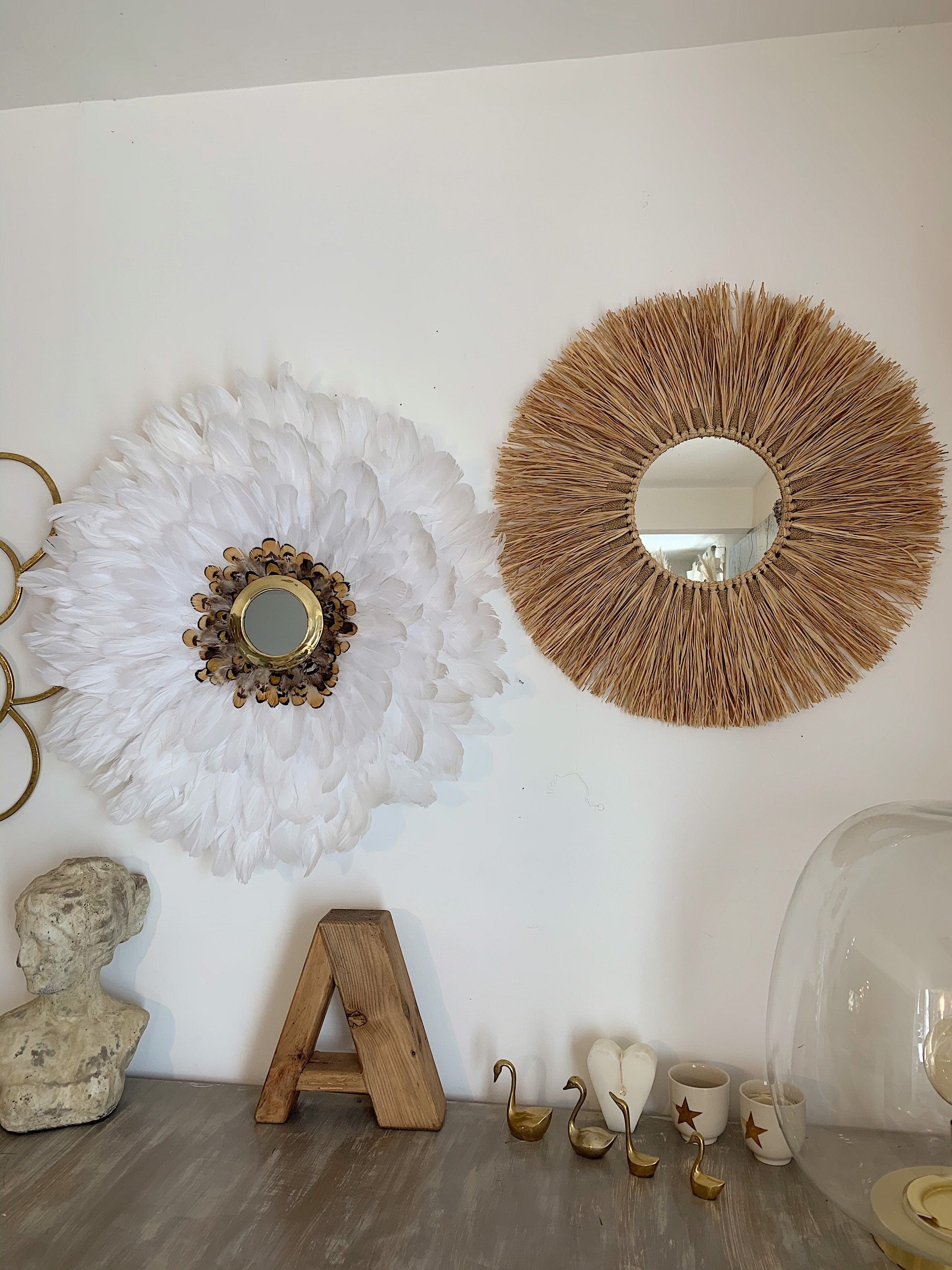 JUJUHAT « NATURAL » en plumes blanches, marron et jaunes et son miroir en laiton marocain