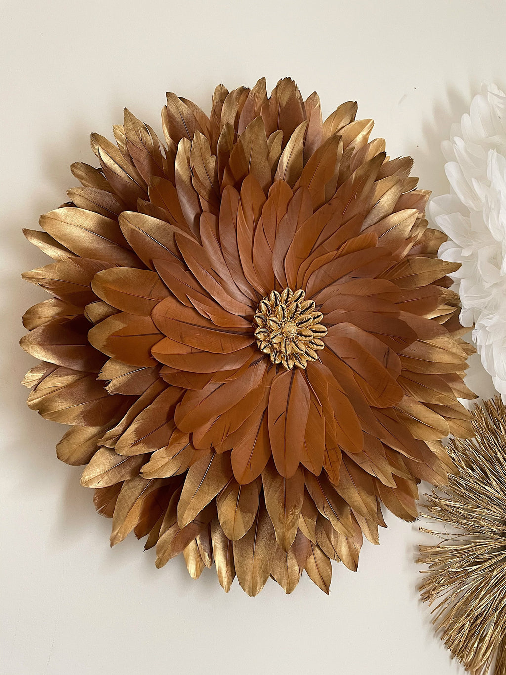 Trio mural GOLDEN CHOCOLAT – Déco murale bohème chic | Juju Hats plumes chocolat & blanc + miroir raphia doré