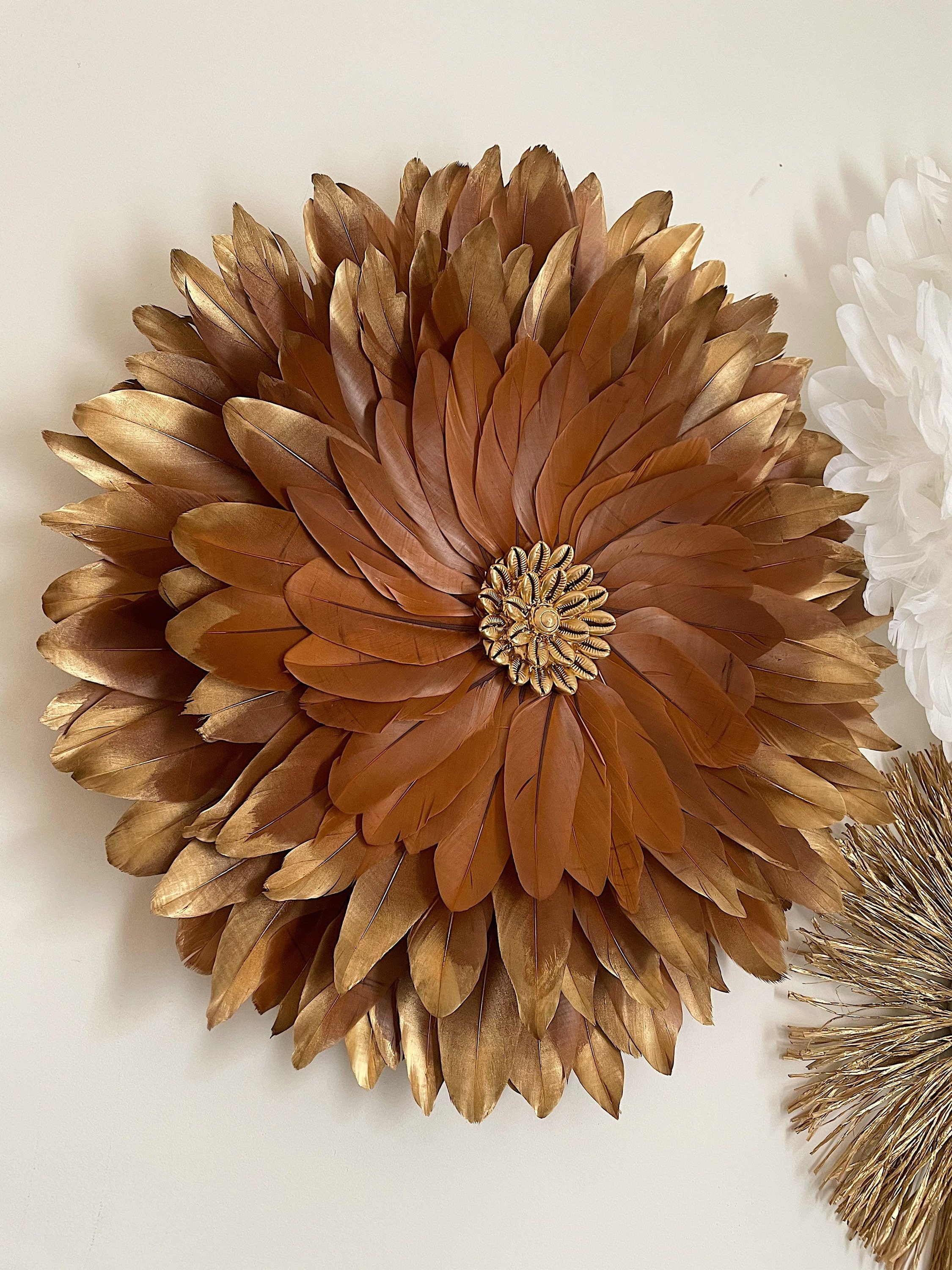 Trio mural GOLDEN CHOCOLAT – Déco murale bohème chic | Juju Hats plumes chocolat & blanc + miroir raphia doré