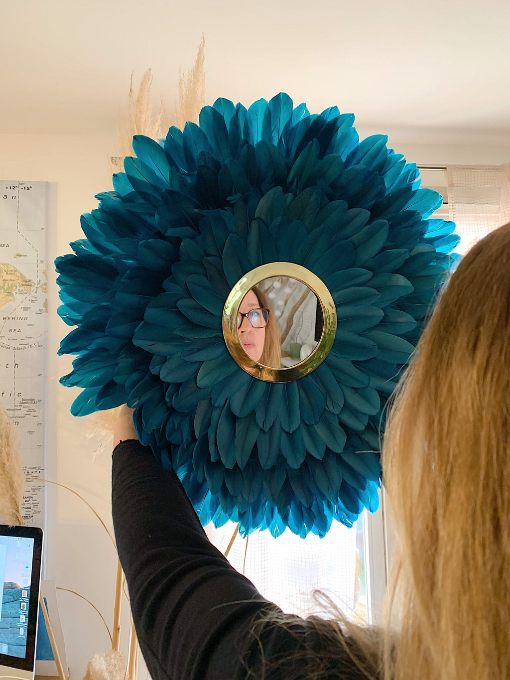 Juju Hat LE BLEU ÉGYPTIEN – Décoration murale en plumes bleues avec miroir doré – Bohème chic