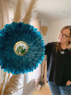 Juju Hat LE BLEU ÉGYPTIEN – Décoration murale en plumes bleues avec miroir doré – Bohème chic