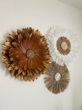 Trio mural GOLDEN CHOCOLAT – Déco murale bohème chic | Juju Hats plumes chocolat & blanc + miroir raphia doré
