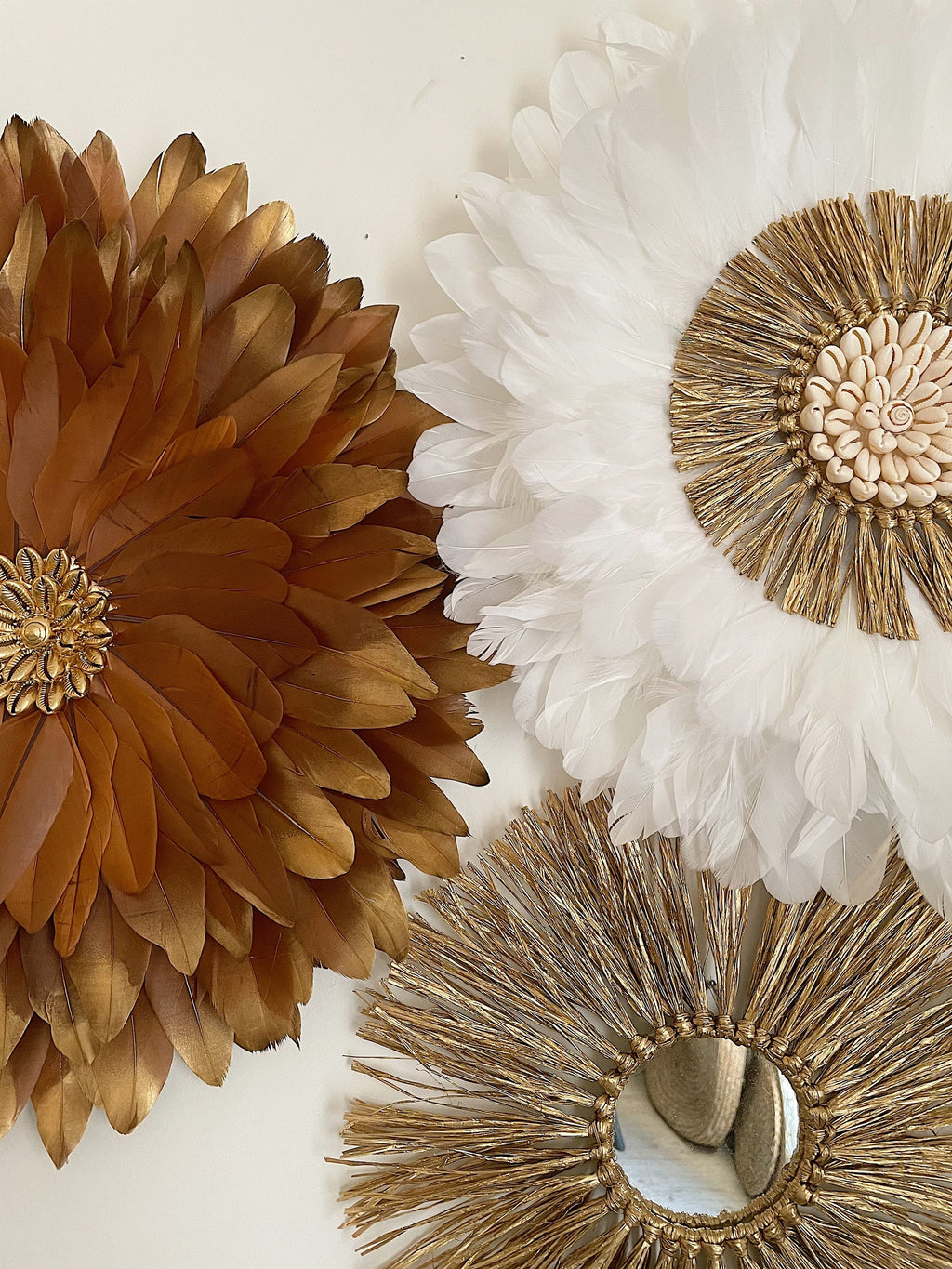 Trio mural GOLDEN CHOCOLAT – Déco murale bohème chic | Juju Hats plumes chocolat & blanc + miroir raphia doré