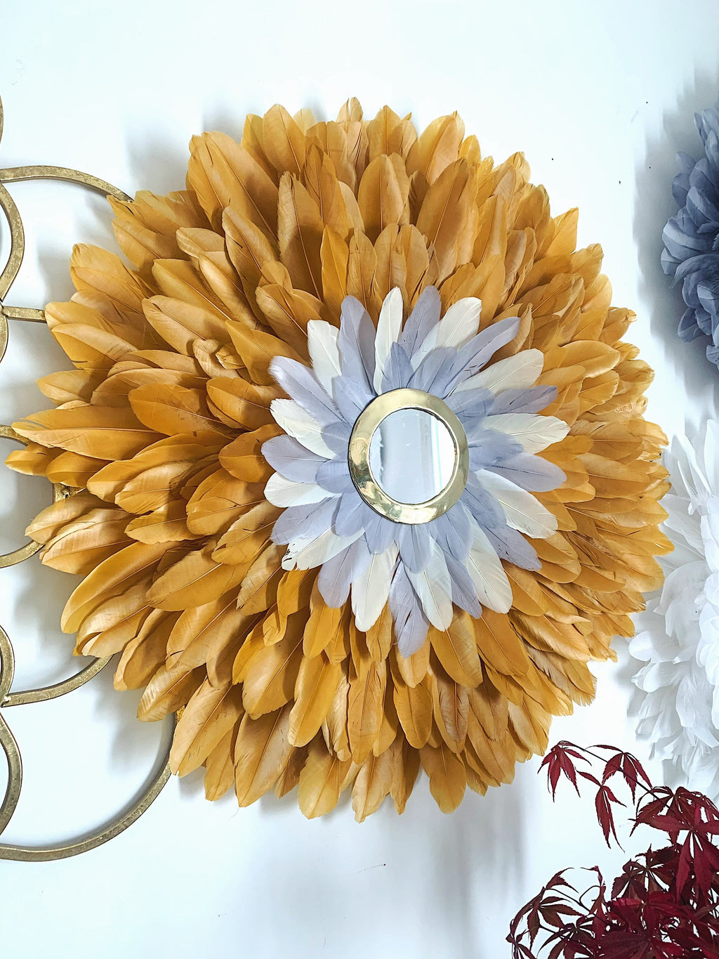 JUJUHAT « NATACHA » jaune et gris – Déco murale bohème en plumes naturelles, miroir doré et coquillages cauris