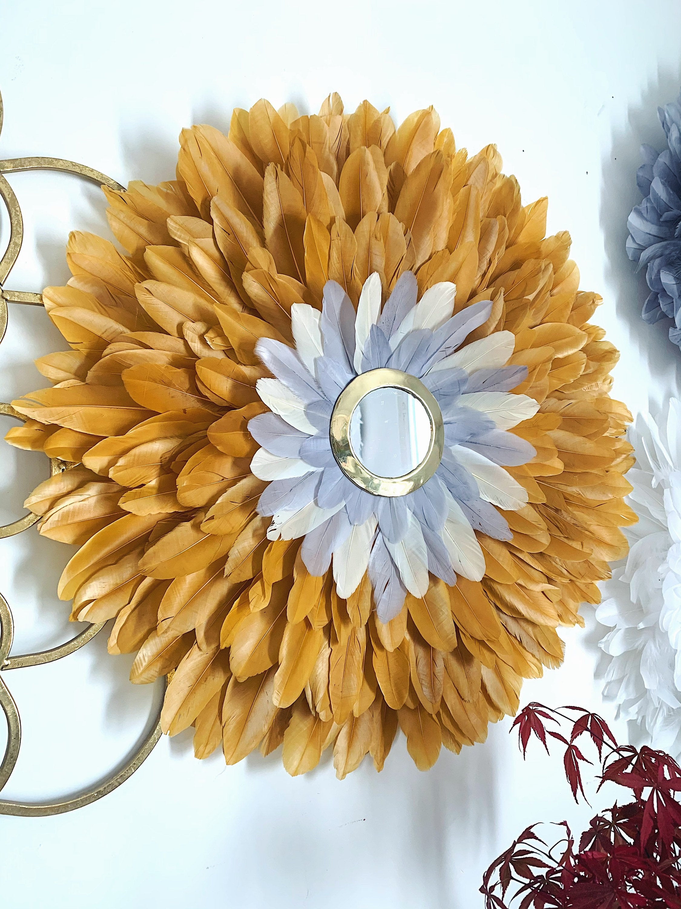 JUJUHAT « NATACHA » jaune et gris – Déco murale bohème en plumes naturelles, miroir doré et coquillages cauris