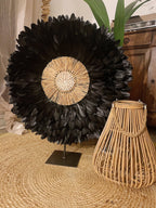 JUJUHAT "NEW BLACK" en plumes noires et son coeur en raphia et coquillages cauris