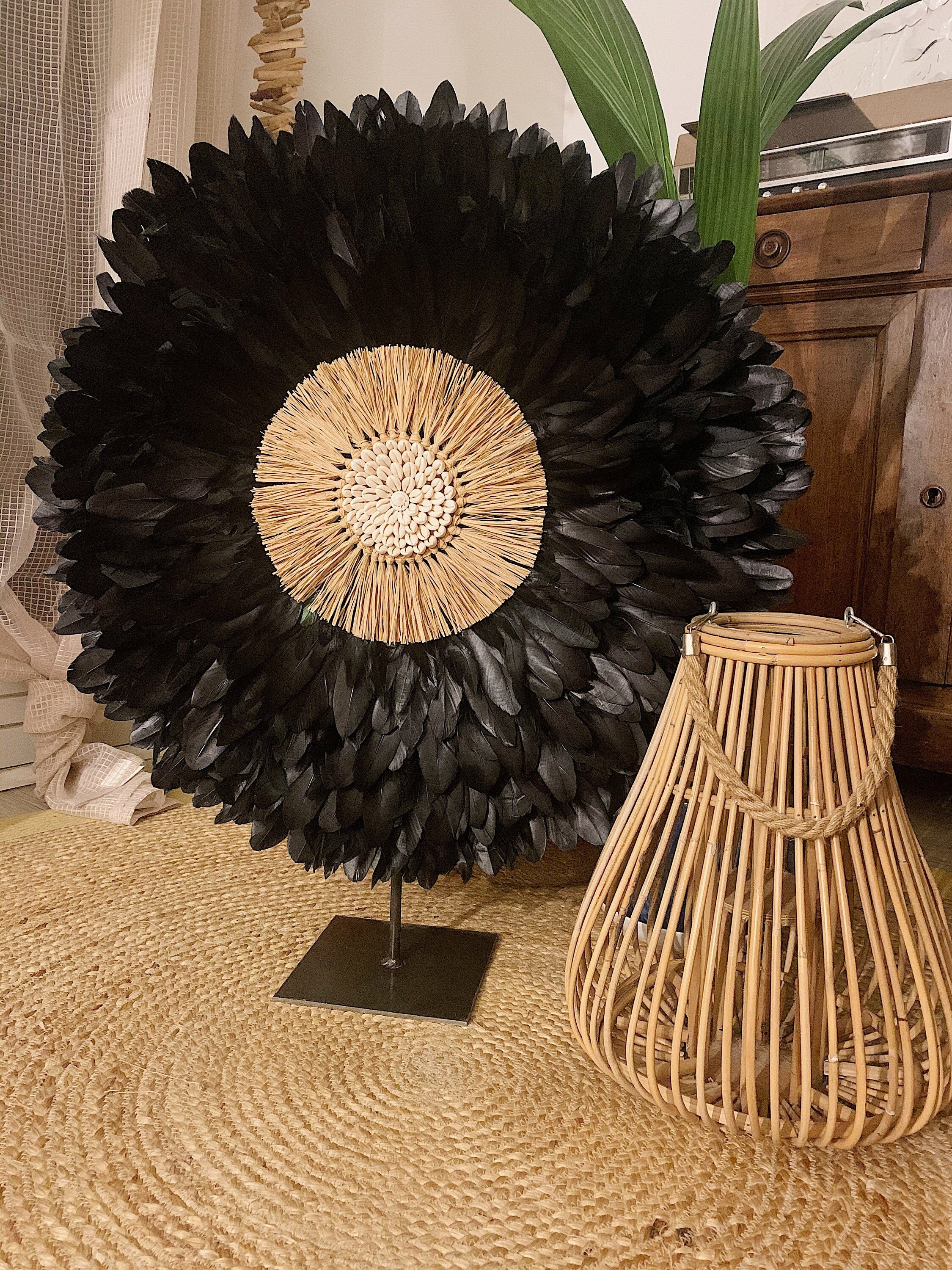 JUJUHAT "NEW BLACK" en plumes noires et son coeur en raphia et coquillages cauris