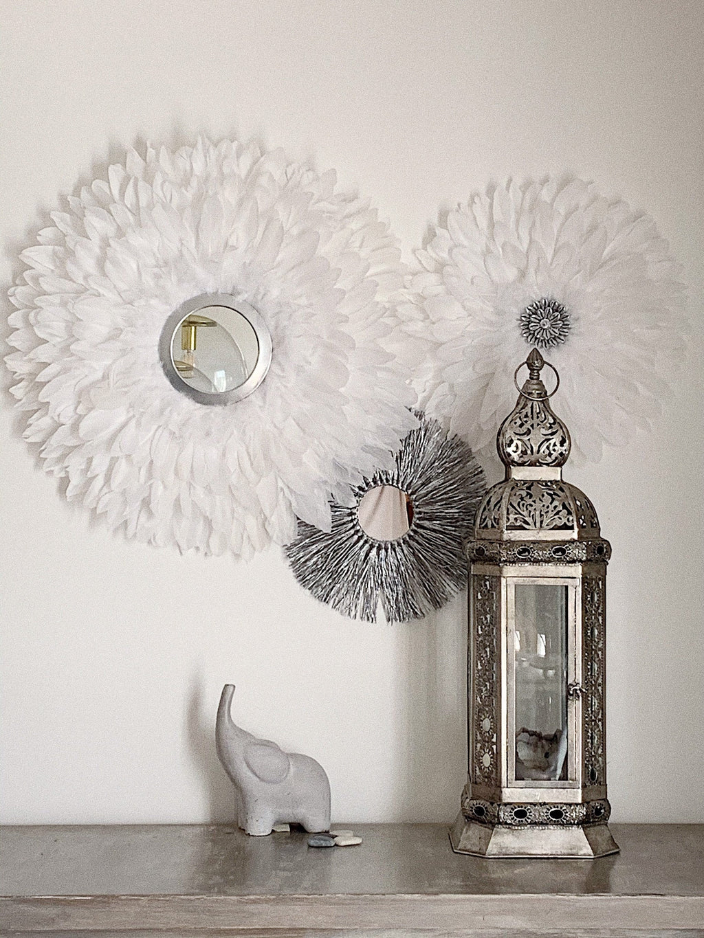 Trio « ARGENTINA » de JUJUHATS et de RAPHIA argent, avec plumes blanches, miroir et coquillages cauris argents
