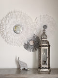 Trio « ARGENTINA » de JUJUHATS et de RAPHIA argent, avec plumes blanches, miroir et coquillages cauris argents