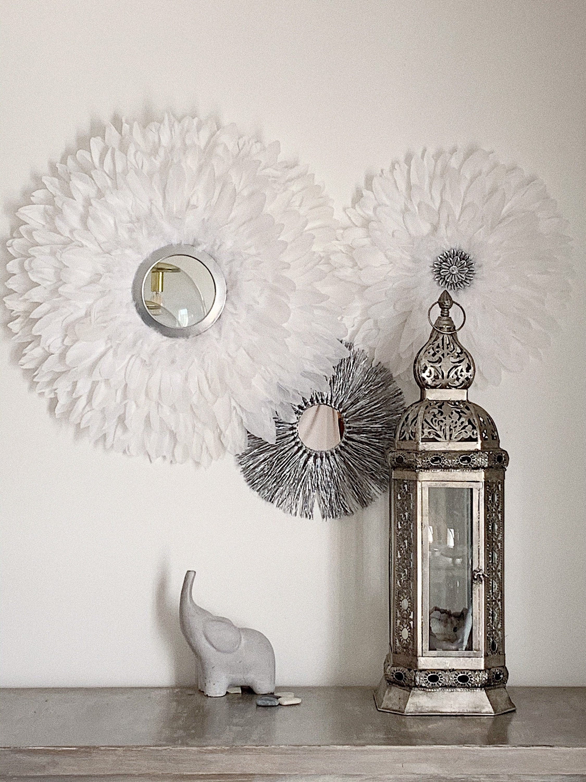 Trio « ARGENTINA » de JUJUHATS et de RAPHIA argent, avec plumes blanches, miroir et coquillages cauris argents