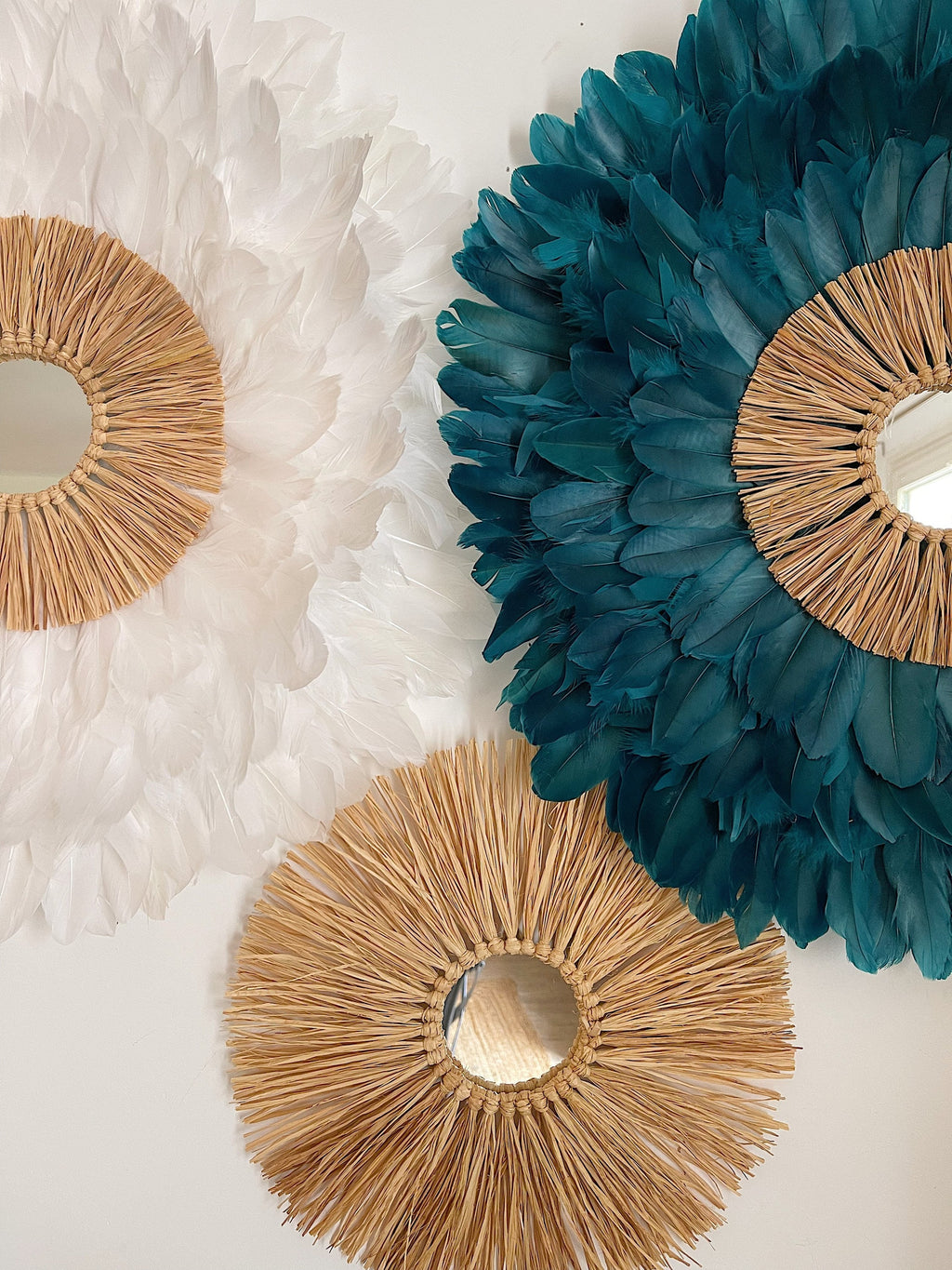 TRIO « SANTORIN » jujuhats en plumes blanches et bleues et leurs miroirs en raphia naturels