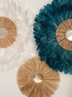 TRIO « SANTORIN » jujuhats en plumes blanches et bleues et leurs miroirs en raphia naturels
