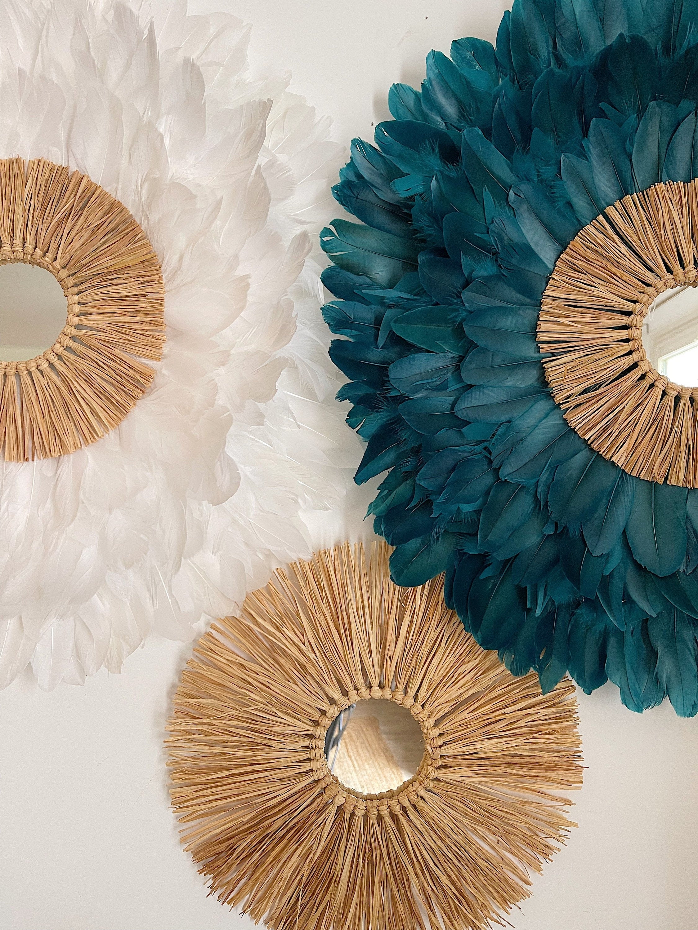 TRIO « SANTORIN » jujuhats en plumes blanches et bleues et leurs miroirs en raphia naturels