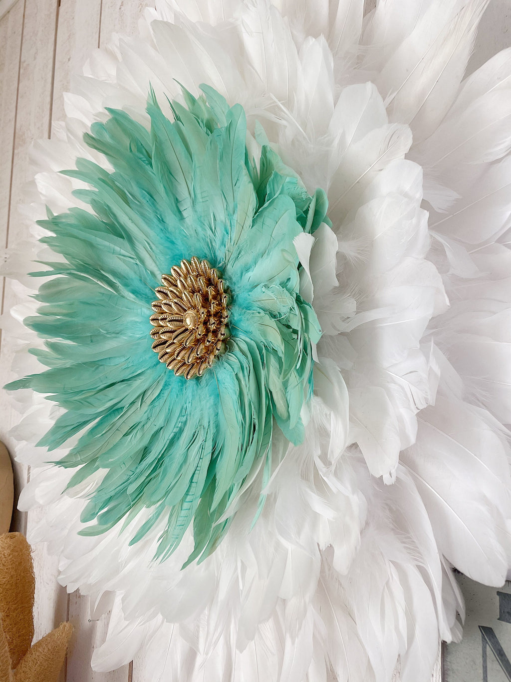 JUJUHAT « LE CHLOÉ » en plumes blanches, vert d’eau, et ses coquillages cauris dorés