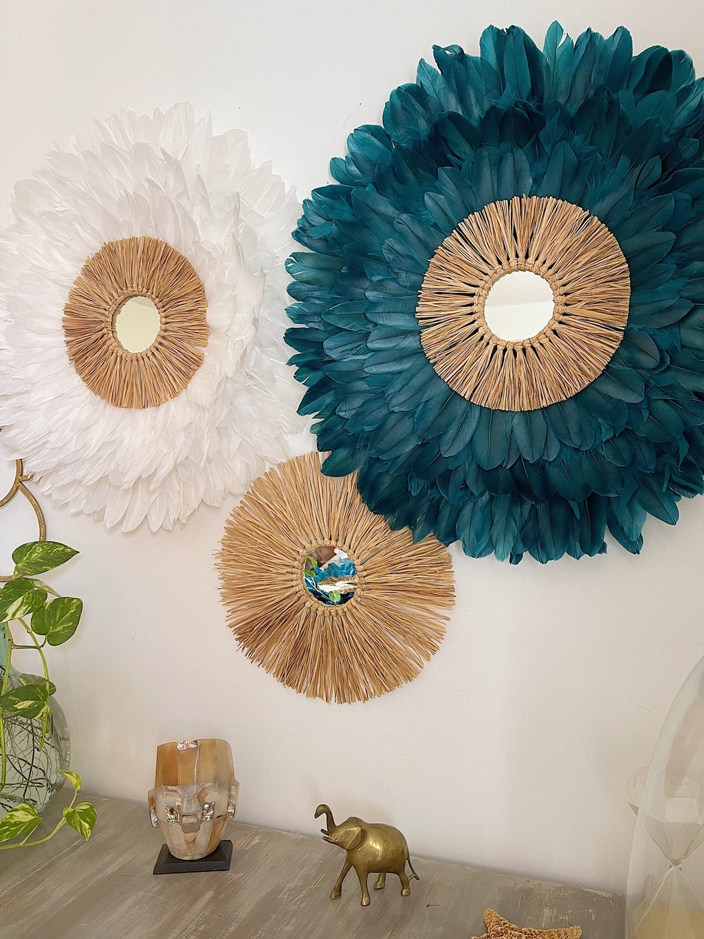 TRIO « SANTORIN » jujuhats en plumes blanches et bleues et leurs miroirs en raphia naturels