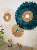 TRIO « SANTORIN » jujuhats en plumes blanches et bleues et leurs miroirs en raphia naturels