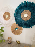 TRIO « SANTORIN » jujuhats en plumes blanches et bleues et leurs miroirs en raphia naturels