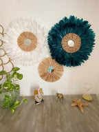 TRIO « SANTORIN » jujuhats en plumes blanches et bleues et leurs miroirs en raphia naturels
