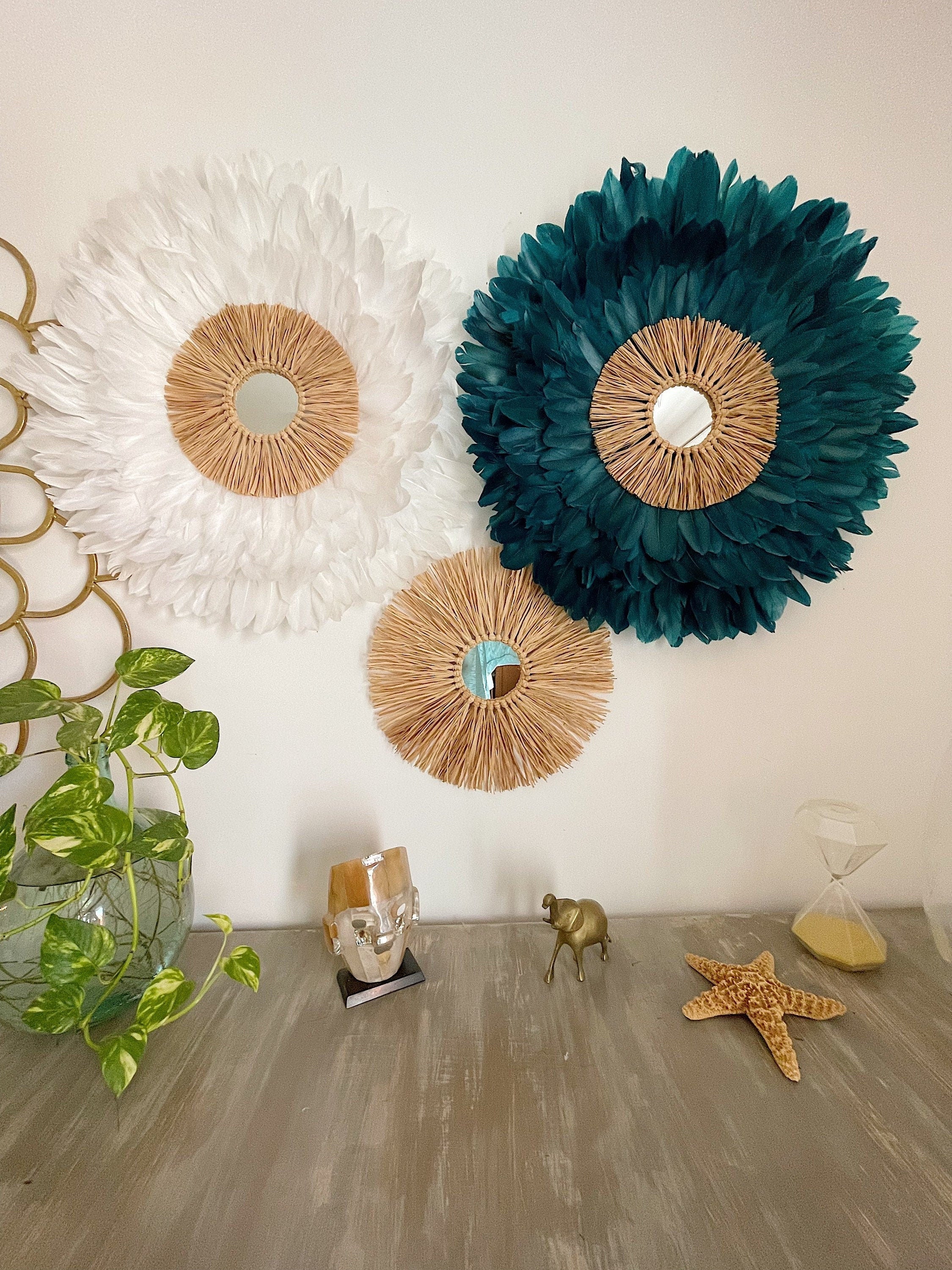 TRIO « SANTORIN » jujuhats en plumes blanches et bleues et leurs miroirs en raphia naturels
