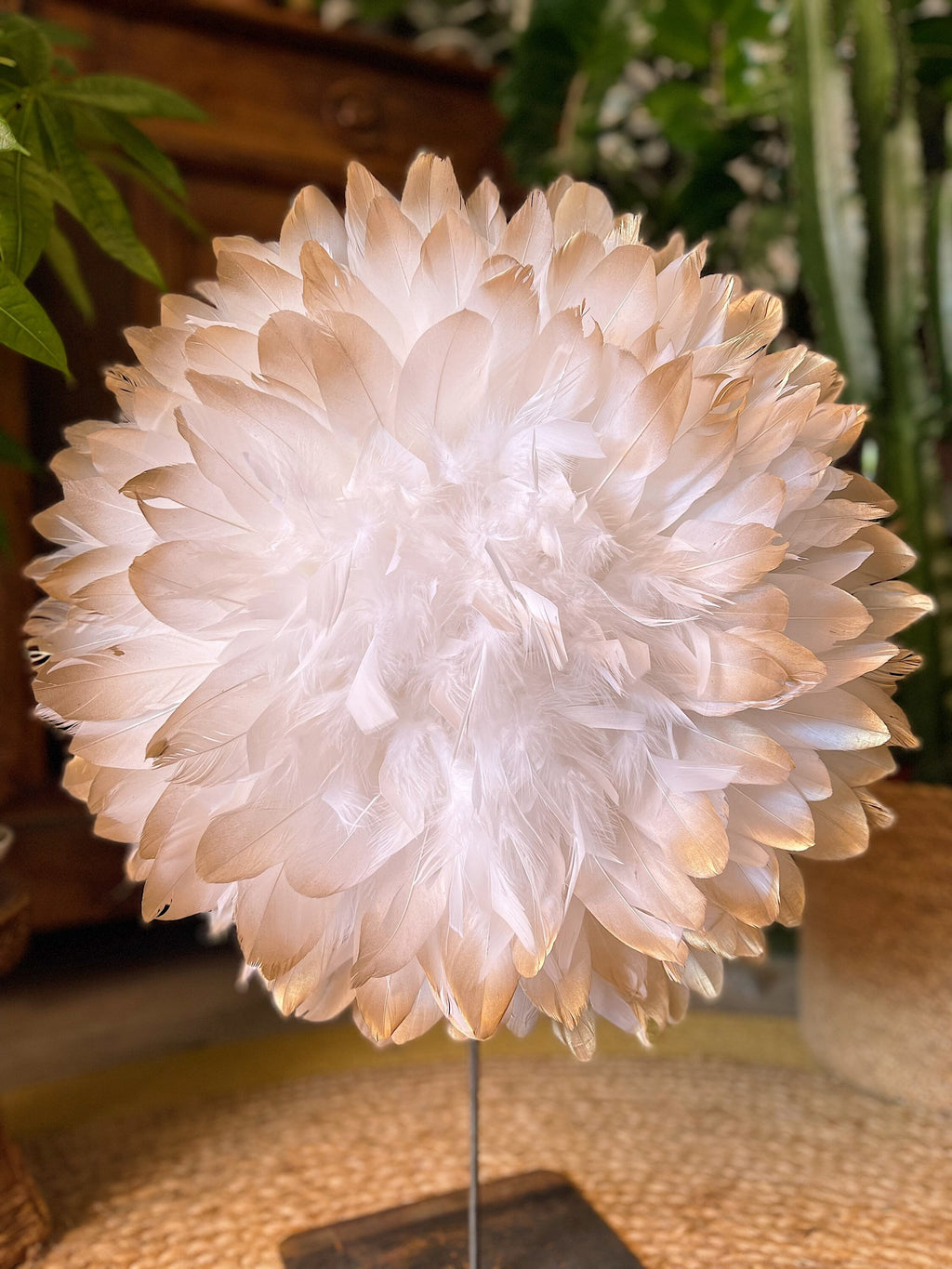 JUJUHAT « INFINITY » des plumes blanches aux pointes dorées, tout en relief et volume