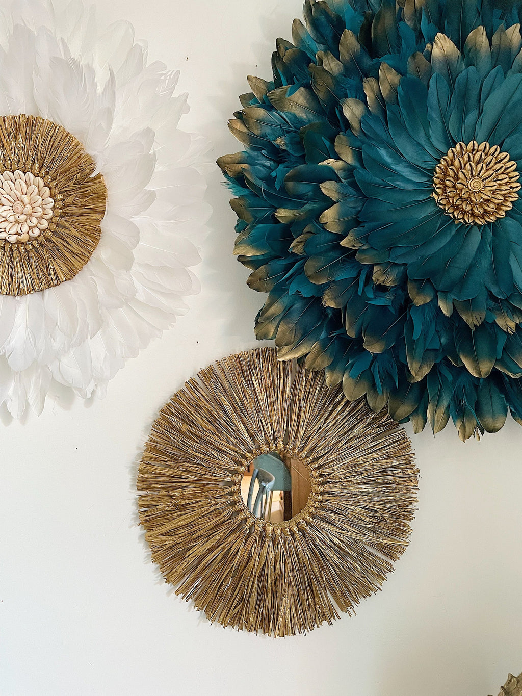 TRIO « GOLDEN BLUE » jujuhats blanc et bleu + miroir en raphia doré