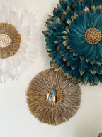 TRIO « GOLDEN BLUE » jujuhats blanc et bleu + miroir en raphia doré