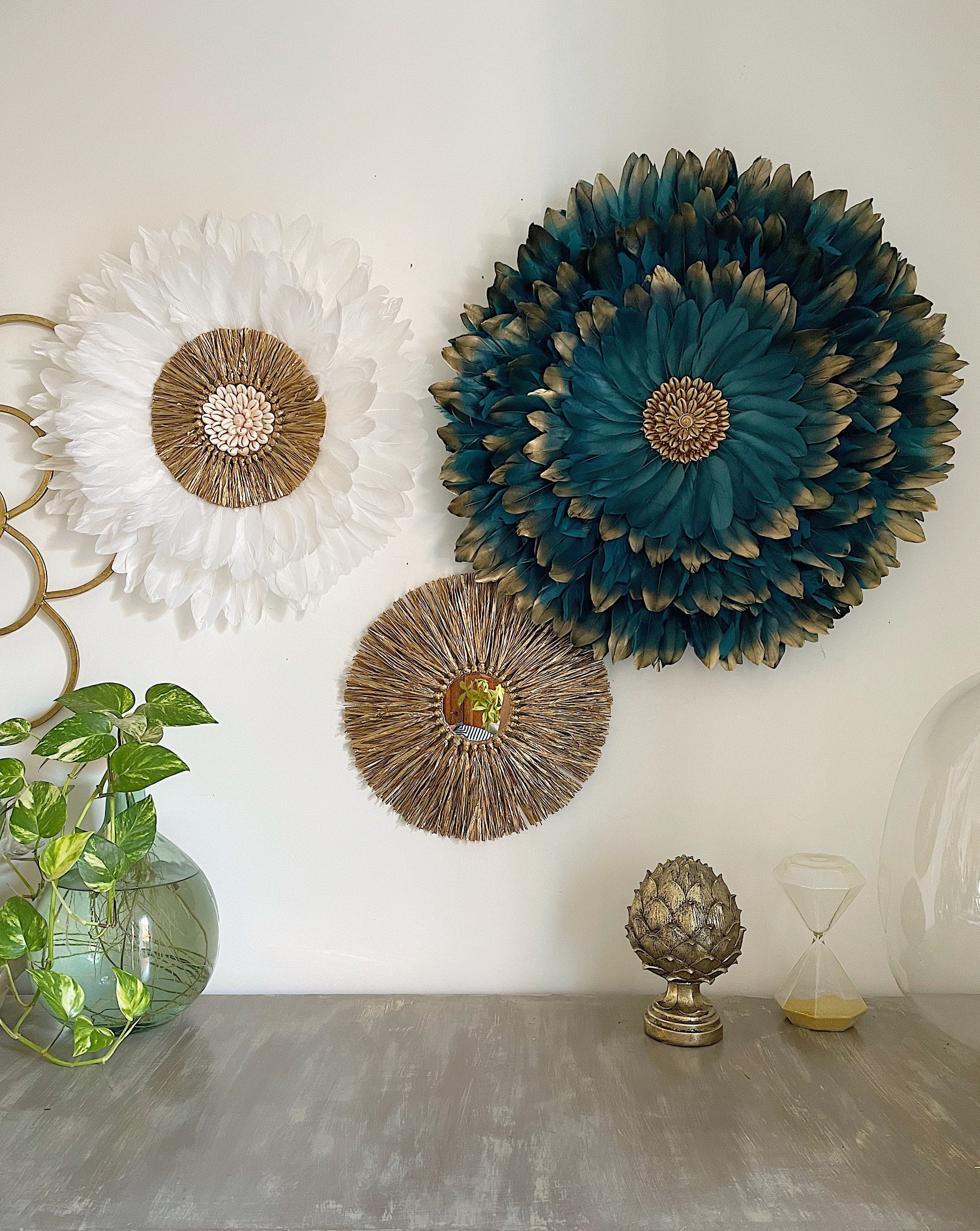 TRIO « GOLDEN BLUE » jujuhats blanc et bleu + miroir en raphia doré