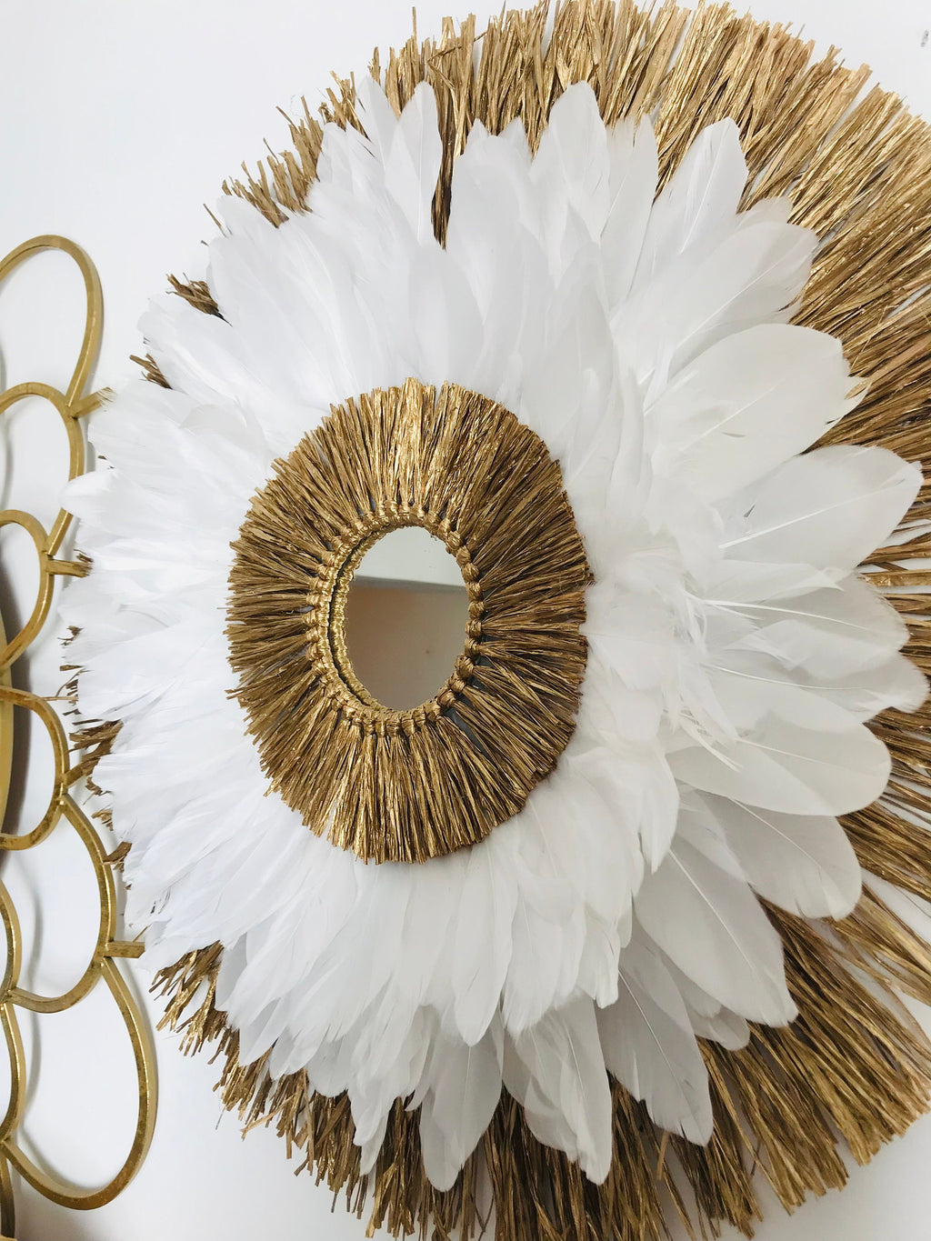 Juju Hat blanc doré en plumes – Le BLANC DU NIL – décoration murale bohème luxe