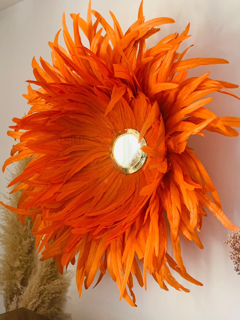 JUJUHAT « SEVENTIES » en plumes oranges et son miroir en laiton doré
