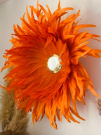 JUJUHAT « SEVENTIES » en plumes oranges et son miroir en laiton doré